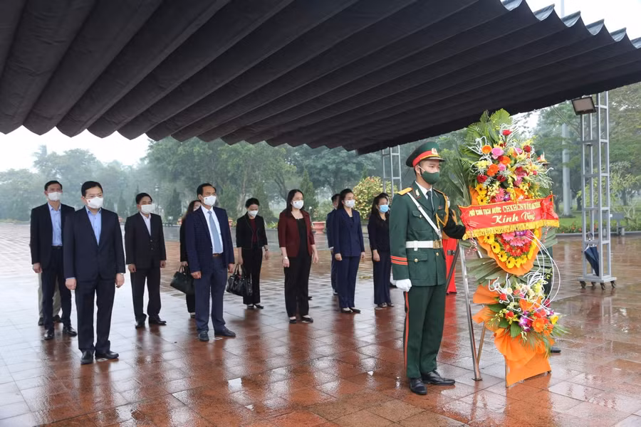 Đoàn công tác dâng hương tại Thành cổ Quảng Trị