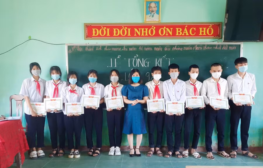 Cô Tuyết cùng các em học sinh trong lớp chủ nhiệm tại lễ tổng kết năm học 2020- 2021