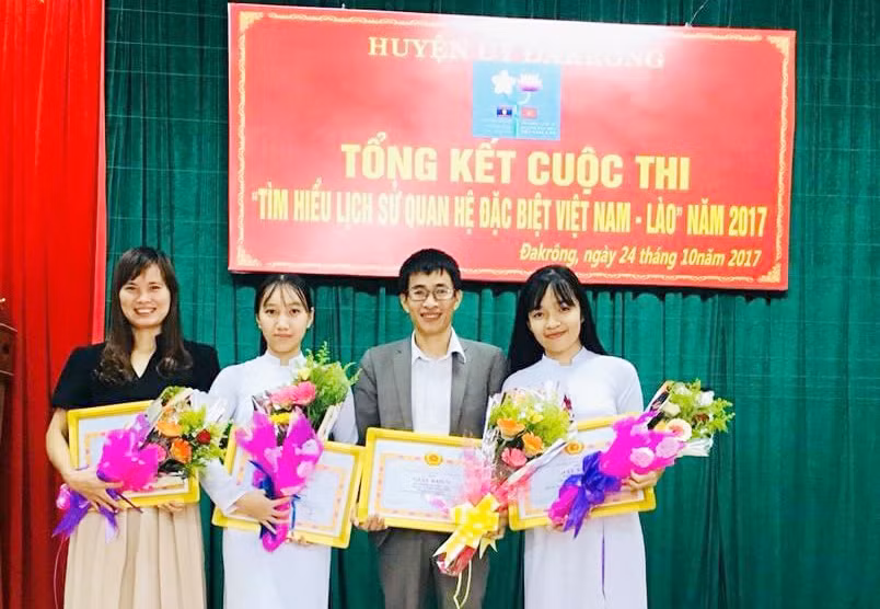 Thầy Bách nhận giải thưởng tại cuộc thi Tìm hiểu lịch sử quan hệ đặc biệt Việt Nam - Lào do Huyện ủy Đakrông tổ chức