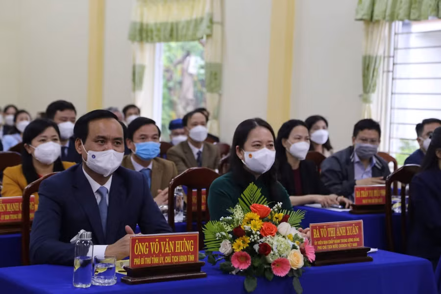 Phó Chủ tịch nước Võ Thị Ánh Xuân cùng các đại biểu tham dự Ngày hội Đại đoàn kết toàn dân tộc tại Quảng Trị