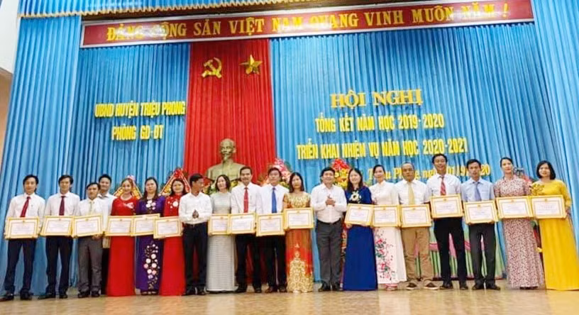 Cô Tuyết (áo dài đỏ, ở vị trí thứ 12 từ trái sang) nhận giấy khen do Phòng GD&amp;ĐT huyện Triệu Phong trao tặng
