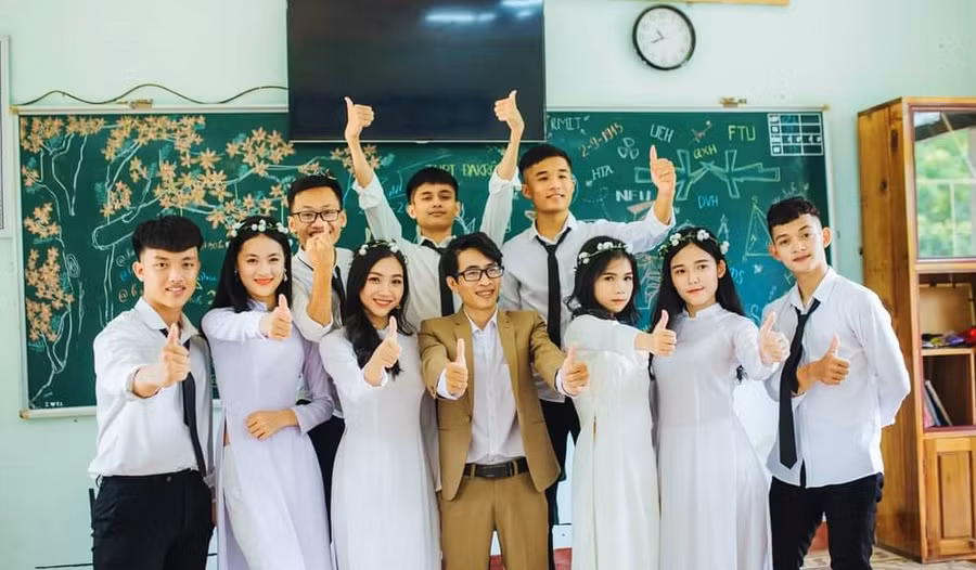 Thầy Bách cùng các học sinh trong lớp do thầy chủ nhiệm chụp ảnh kỷ niệm trong Lễ tổng kết năm học