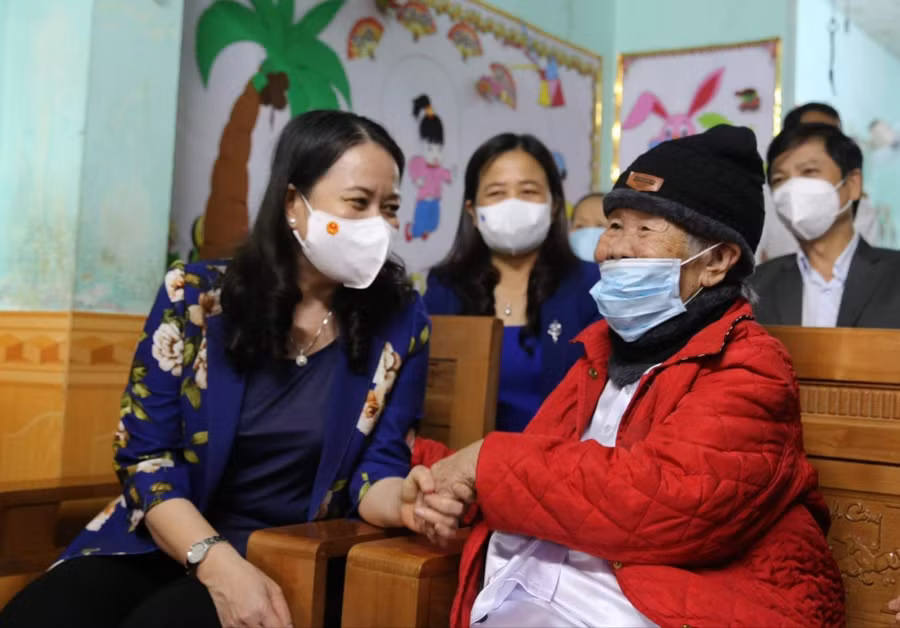 Phó Chủ tịch nước thăm và tặng quà Bà mẹ Việt Nam anh hùng Trần Thị Loan