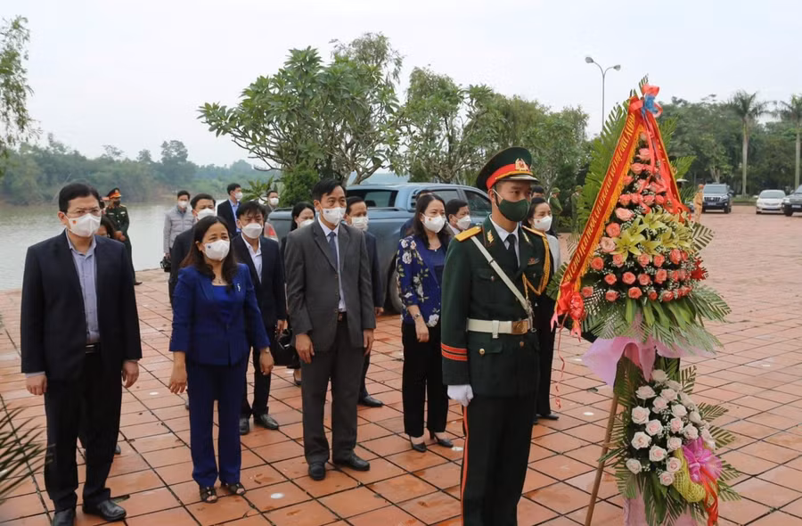 Đoàn công tác dâng hoa và thắp hương tại Khu lưu niệm Tổng Bí thư Lê Duẩn