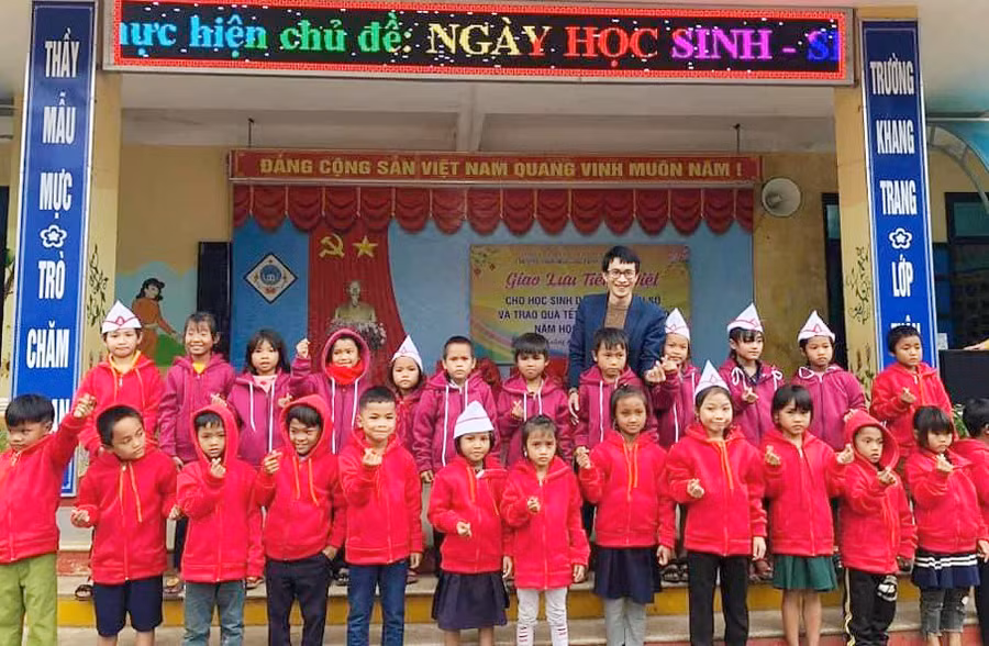 Cứ vào năm học mới, thầy Bách lại kết nối với các tổ chức trao áo ấm cho các em học sinh ở các điểm trường vùng cao Đakrông