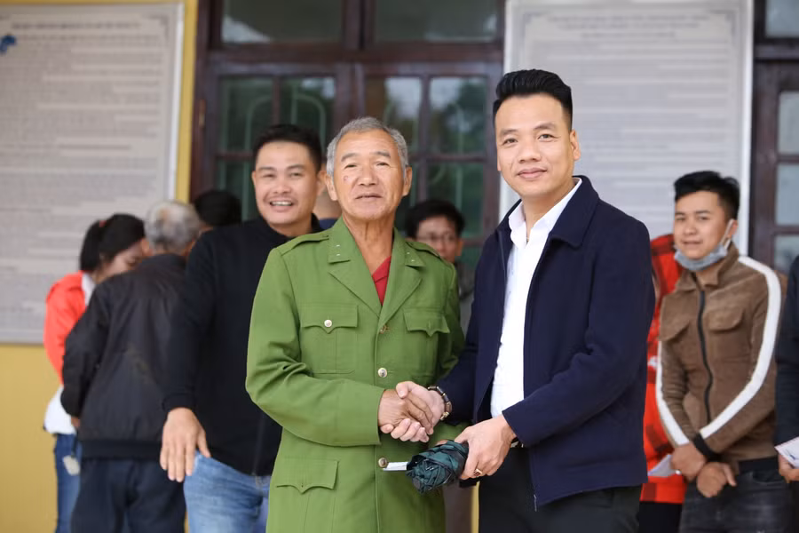 Cái bắt tay chặt của những người dân vùng lũ cảm ơn những tấm lòng đã giúp đỡ họ vượt qua khó khăn sau mùa lũ.