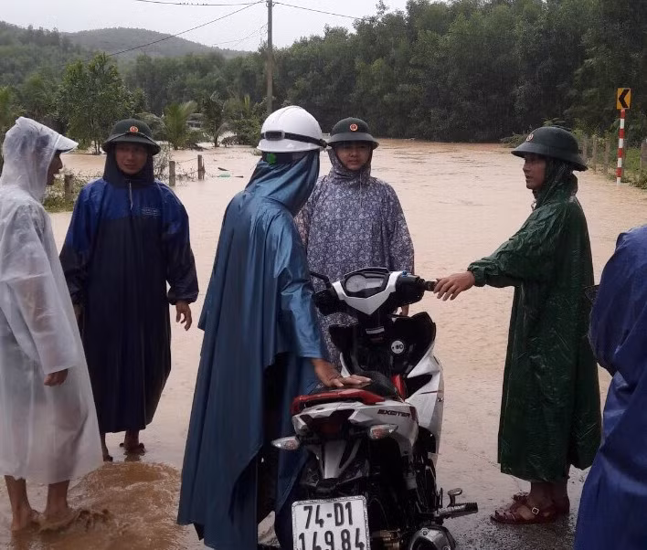 Ngăn không cho người qua lại tại những điểm ngập lụt