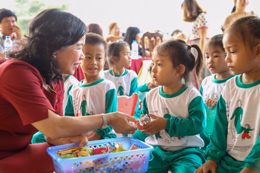 Lãnh đạo Sở GD&amp;ĐT Quảng Trị thăm và tặng quà cho học sinh vùng núi rẻo cao thuộc huyện Hướng Hoá.