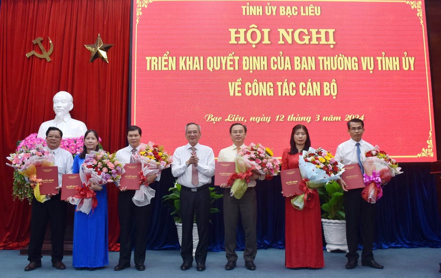 Ông Lữ Văn Hùng, Bí thư Tỉnh ủy, Chủ tịch HĐND tỉnh Bạc Liêu trao Quyết định và chúc mừng ông Ngô Công Hầu, bà Lê Kim Thúy, ông Trần Minh Hải, ông Trần Anh Thi, bà Nguyễn Phương Loan và ông Hà Tấn Linh (từ trái sang). Ông Lữ Văn Hùng, Bí thư Tỉnh ủy, Chủ tịch HĐND tỉnh Bạc Liêu trao Quyết định và chúc mừng ông Ngô Công Hầu, bà Lê Kim Thúy, ông Trần Minh Hải, ông Trần Anh Thi, bà Nguyễn Phương Loan và ông Hà Tấn Linh (từ trái sang).