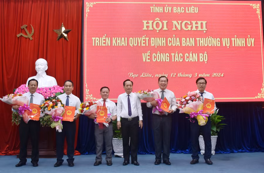 Ông Phạm Văn Thiều, Phó Bí thư Tỉnh ủy, Chủ tịch UBND tỉnh Bạc Liêu trao Quyết định, tiếp nhận, bổ nhiệm và chúc mừng ông Trần Thanh Mến, ông Từ Minh Phúc, ông Trần Trung Vĩ, ông La Văn Viễn và ông Hồ Quốc Trạng (từ trái sang).