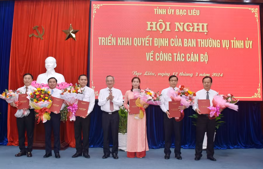 Ông Lữ Văn Hùng, Bí thư Tỉnh ủy, Chủ tịch HĐND tỉnh trao Quyết định và chúc mừng ông Huỳnh Hữu Trí, ông Phan Thanh Duy, ông Ngô Vũ Thăng, bà Tô Việt Thu, ông Nguyễn Văn Chung và ông Trần Thanh Mến (từ trái sang).
