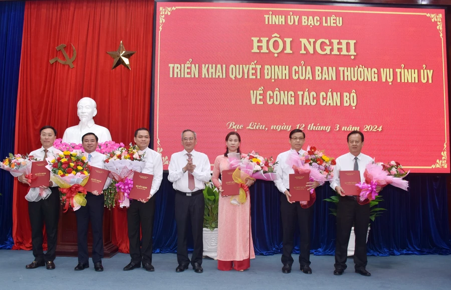 Ông Lữ Văn Hùng, Bí thư Tỉnh ủy, Chủ tịch HĐND tỉnh trao Quyết định và chúc mừng ông Huỳnh Hữu Trí, ông Phan Thanh Duy, ông Ngô Vũ Thăng, bà Tô Việt Thu, ông Nguyễn Văn Chung và ông Trần Thanh Mến (từ trái sang).