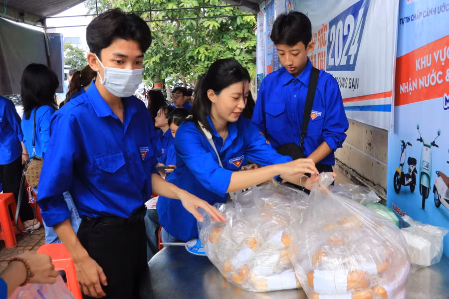 Chuẩn bị bánh mì hỗ trợ thí sinh.