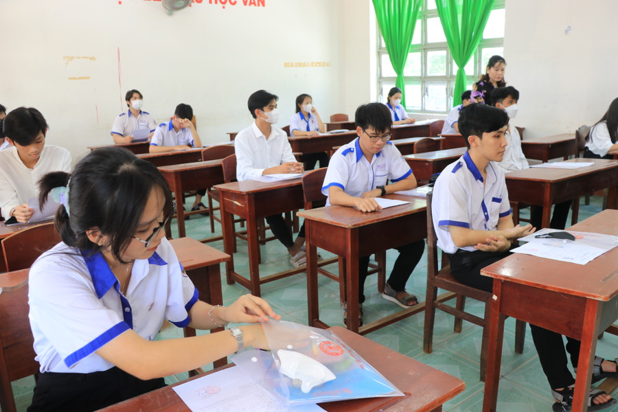 Nhiều học sinh Cà Mau hy vọng môn Tiếng Anh đạt điểm trên trung bình. Nhiều học sinh Cà Mau hy vọng môn Tiếng Anh đạt điểm trên trung bình.