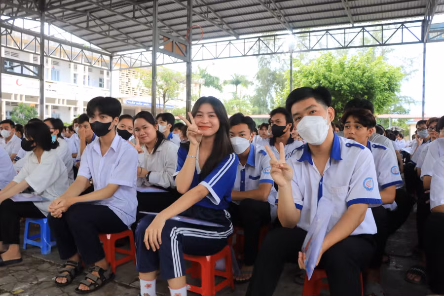 Cô giáo tiếng Anh khuyên trò tránh 'sửa tới sửa lui' đáp án khi thi TN THPT