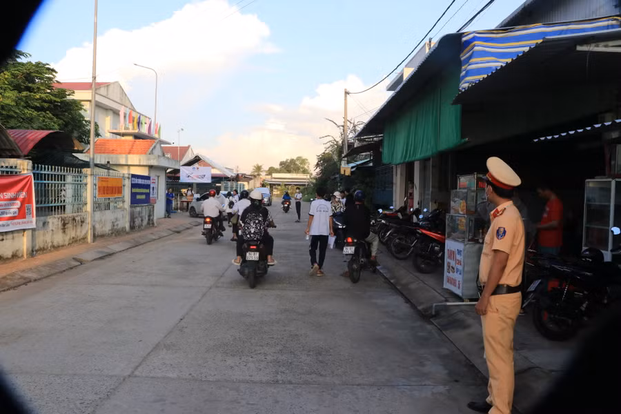 Cảnh sát giao thông Bạc Liêu có mặt từ sớm tham gia điều tiết giao thông.