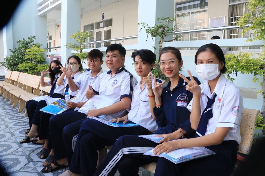 Nhiều học sinh Trường THPT Giá Rai (TX. Bạc Liêu, tỉnh Bạc Liêu) lo lắng trước môn thi Tiếng Anh.