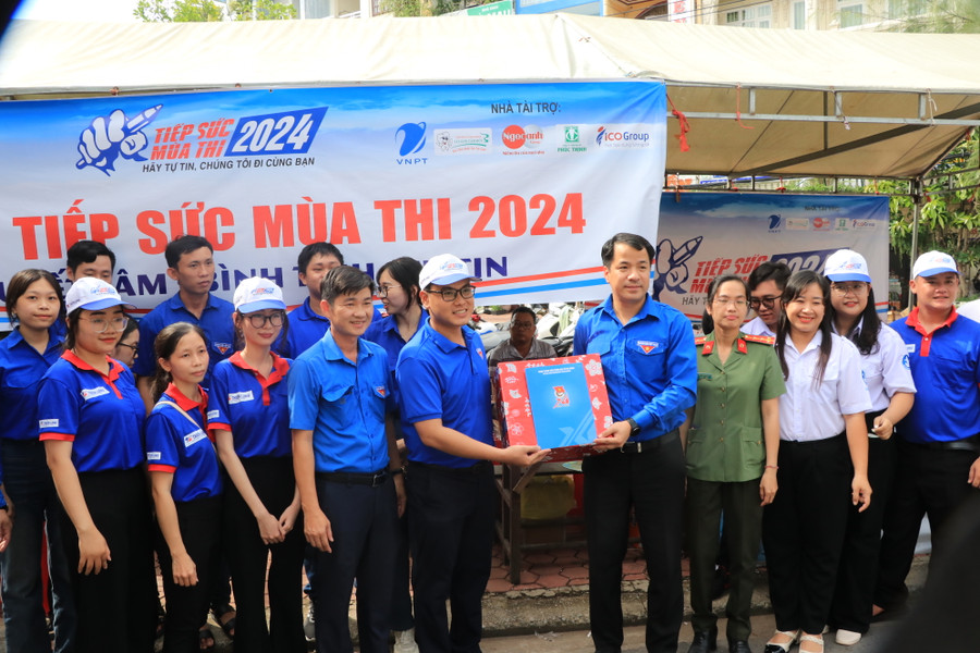 Anh Ngô Văn Cương, Bí thư Trung ương Đoàn đến thăm, tặng quà, động viên tinh thần đội tiếp sức mùa thi. Anh Ngô Văn Cương, Bí thư Trung ương Đoàn đến thăm, tặng quà, động viên tinh thần đội tiếp sức mùa thi.