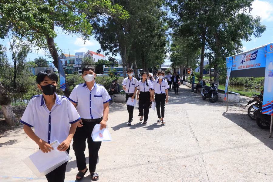 Thí sinh Cà Mau đến điểm thi trong điều kiện thời tiết thuận lợi.