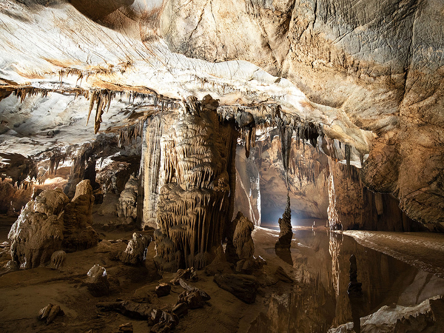 Măng đá, thạch nhũ kết nối triệu năm thành bức tranh kỳ ảo. Măng đá, thạch nhũ kết nối triệu năm thành bức tranh kỳ ảo.