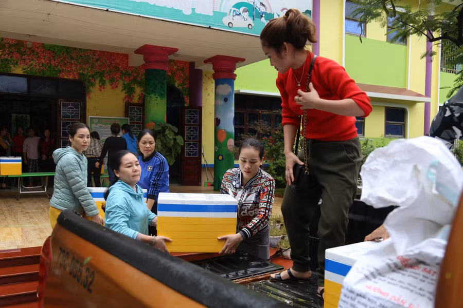 Bốc xếp những suất ăn lên xe cho đoàn từ thiện