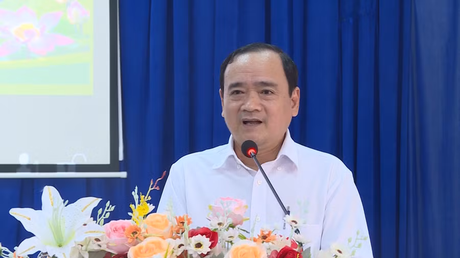 Ông Từ Hoàng Ân, Hiệu trưởng Trường Cao đẳng Nghề Việt Nam Hàn Quốc Cà Mau phát biểu khai mạc. Ông Từ Hoàng Ân, Hiệu trưởng Trường Cao đẳng Nghề Việt Nam Hàn Quốc Cà Mau phát biểu khai mạc.