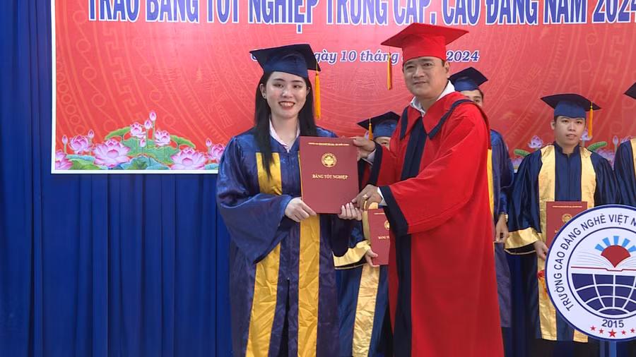 Ông Từ Hoàng Ân, Hiệu trưởng Trường Cao đẳng Nghề Việt Nam Hàn Quốc Cà Mau trao bằng tốt nghiệp cho sinh viên. Ông Từ Hoàng Ân, Hiệu trưởng Trường Cao đẳng Nghề Việt Nam Hàn Quốc Cà Mau trao bằng tốt nghiệp cho sinh viên.