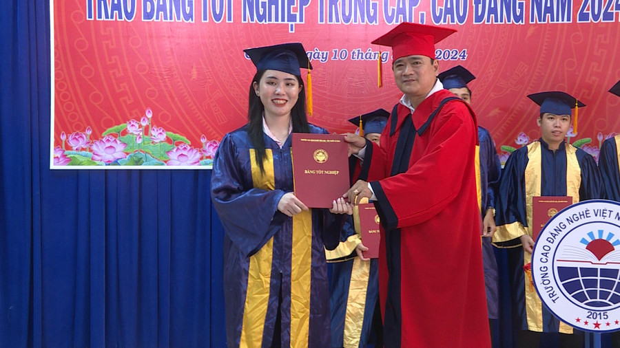 Ông Từ Hoàng Ân, Hiệu trưởng Trường Cao đẳng Nghề Việt Nam Hàn Quốc Cà Mau trao bằng tốt nghiệp cho sinh viên. Ông Từ Hoàng Ân, Hiệu trưởng Trường Cao đẳng Nghề Việt Nam Hàn Quốc Cà Mau trao bằng tốt nghiệp cho sinh viên.