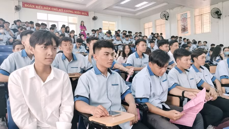 Học sinh, sinh viên tham dự buổi tọa đàm Học sinh, sinh viên tham dự buổi tọa đàm