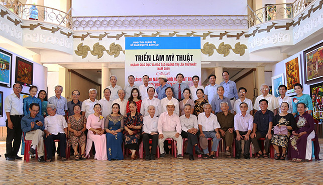 Các thế hệ lãnh đạo, cán bộ Sở GD&ĐT tỉnh Quảng Trị qua các thời kì đến tham quan và chụp ảnh lưu niệm tại triển lãm Mỹ thuật lần thứ I của tỉnh Quảng Trị. Các thế hệ lãnh đạo, cán bộ Sở GD&ĐT tỉnh Quảng Trị qua các thời kì đến tham quan và chụp ảnh lưu niệm tại triển lãm Mỹ thuật lần thứ I của tỉnh Quảng Trị.