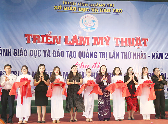 Lễ cắt băng khai mạc triển lãm Mỹ thuật lần thứ I của ngành GD&ĐT tỉnh Quảng Trị Lễ cắt băng khai mạc triển lãm Mỹ thuật lần thứ I của ngành GD&ĐT tỉnh Quảng Trị