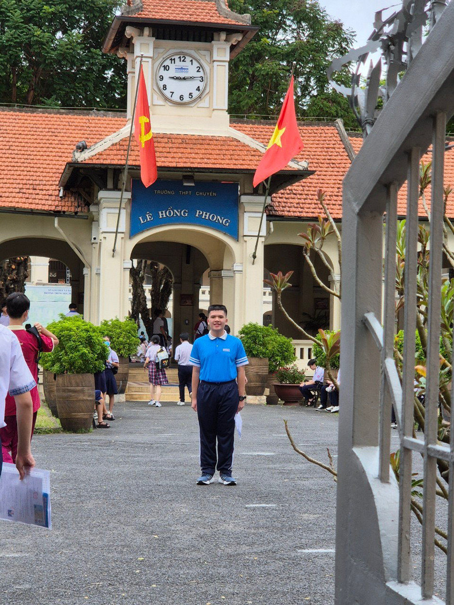 Lê Nguyễn Hoàng Nhật Đình tham dự Kỳ thi tuyển sinh lớp 10 tại Trường THPT chuyên Lê Hồng Phong (TPHCM). Lê Nguyễn Hoàng Nhật Đình tham dự Kỳ thi tuyển sinh lớp 10 tại Trường THPT chuyên Lê Hồng Phong (TPHCM).