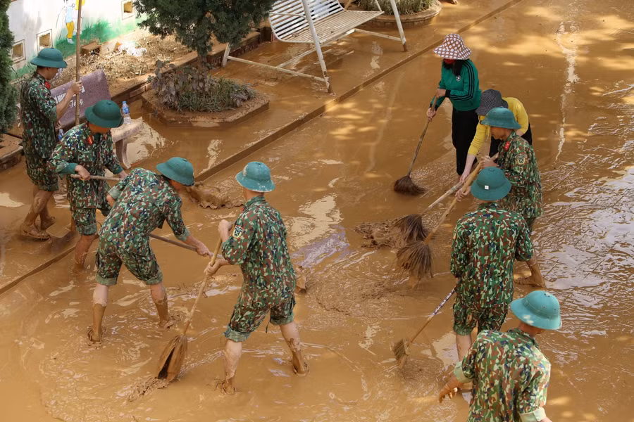 Lực lượng quân đội giúp các trường học dọn vệ sinh sau lũ