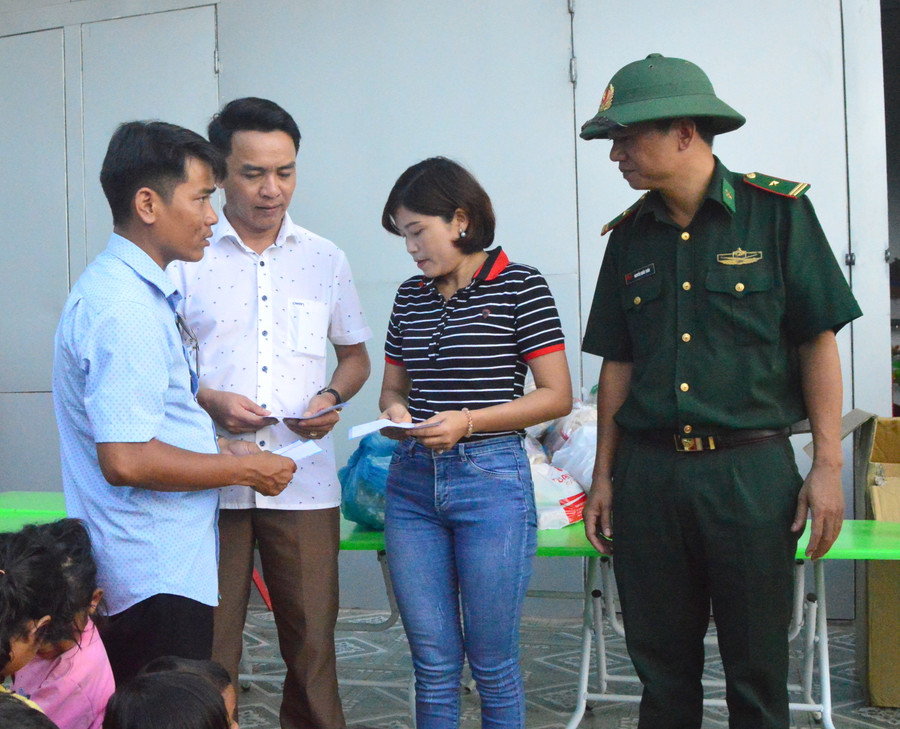 Trao phần tiền hỗ trợ các chương trình giúp đỡ học sinh vùng biên giới của nhà trường và Đồn Biên phòng Ra Mai xã Trọng Hóa huyện Minh Hóa Trao phần tiền hỗ trợ các chương trình giúp đỡ học sinh vùng biên giới của nhà trường và Đồn Biên phòng Ra Mai xã Trọng Hóa huyện Minh Hóa