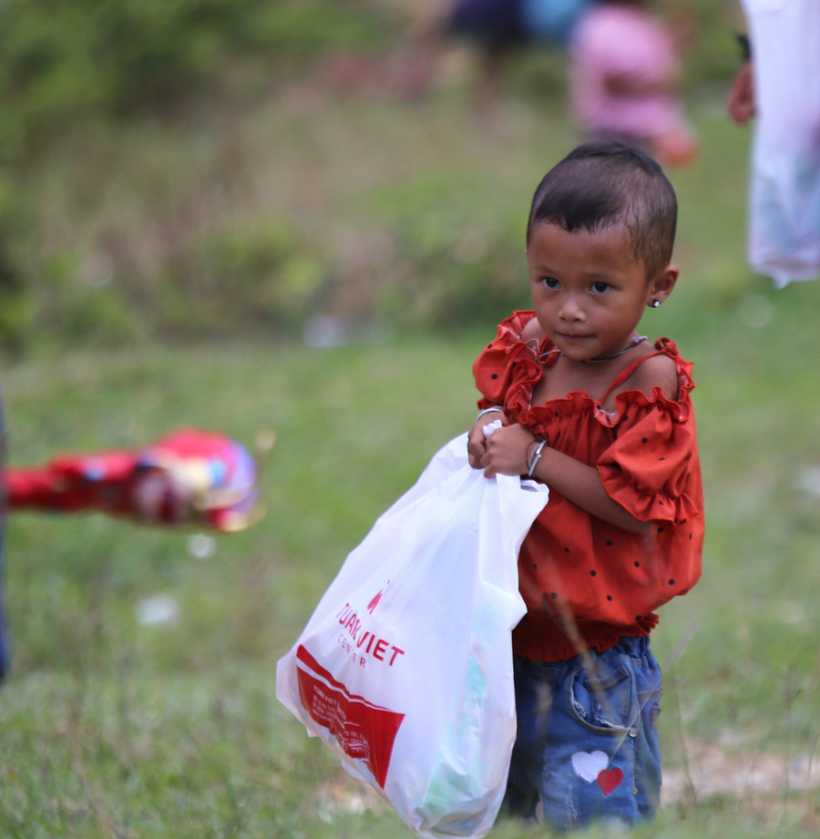 Một học sinh với món quà ý nghĩa của những nhà hảo tâm trao tặng nhân Tết Trung thu của mình. Một học sinh với món quà ý nghĩa của những nhà hảo tâm trao tặng nhân Tết Trung thu của mình.