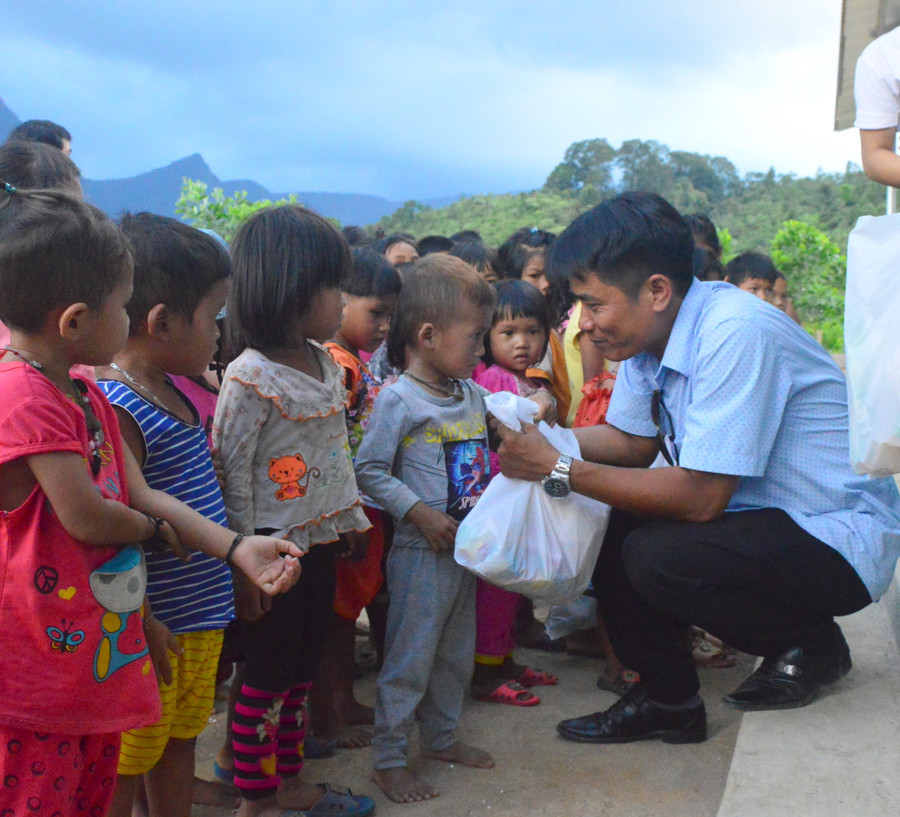 PV báo GD&TĐ tại Quảng Bình trao quà cho các em học sinh PV báo GD&TĐ tại Quảng Bình trao quà cho các em học sinh