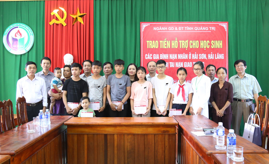 Ngành GD&ĐT tỉnh Quảng Trị trao 400 triệu đồng cho các em học sinh có người thân mất trong vụ tai nạn thảm khốc tại Quảng Nam.