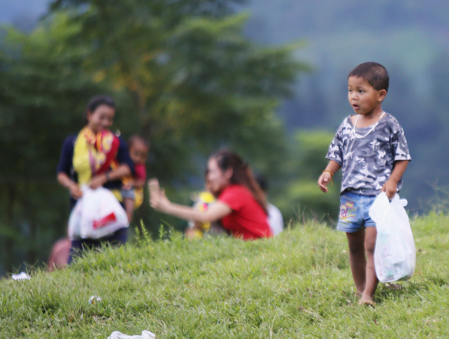 Những tấm lòng hảo tâm đã không khỏi xót xa trước những thiếu thốn mà các em học sinh ở đây phải gánh chịu Những tấm lòng hảo tâm đã không khỏi xót xa trước những thiếu thốn mà các em học sinh ở đây phải gánh chịu