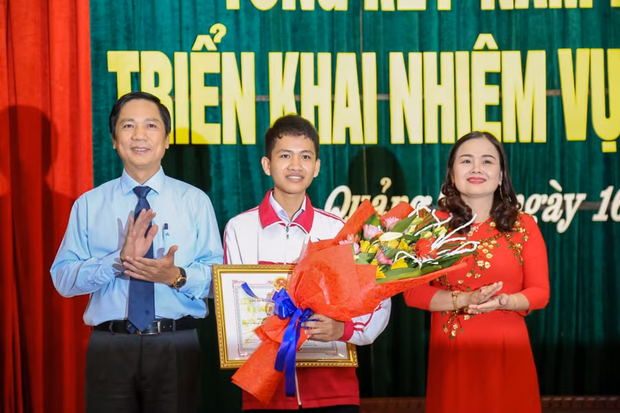 Tuyên dương học sinh đạt thành tích cao