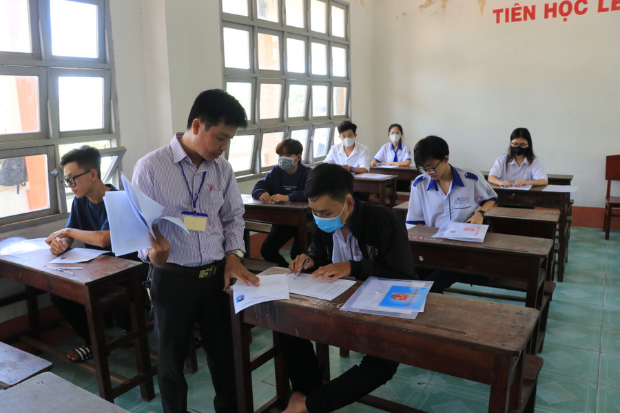 Cán bộ kiểm tra, đối chiếu danh sách, số báo danh thí sinh.