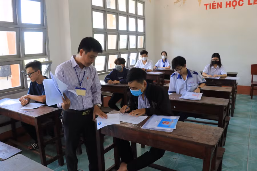 Cán bộ kiểm tra, đối chiếu danh sách, số báo danh thí sinh.