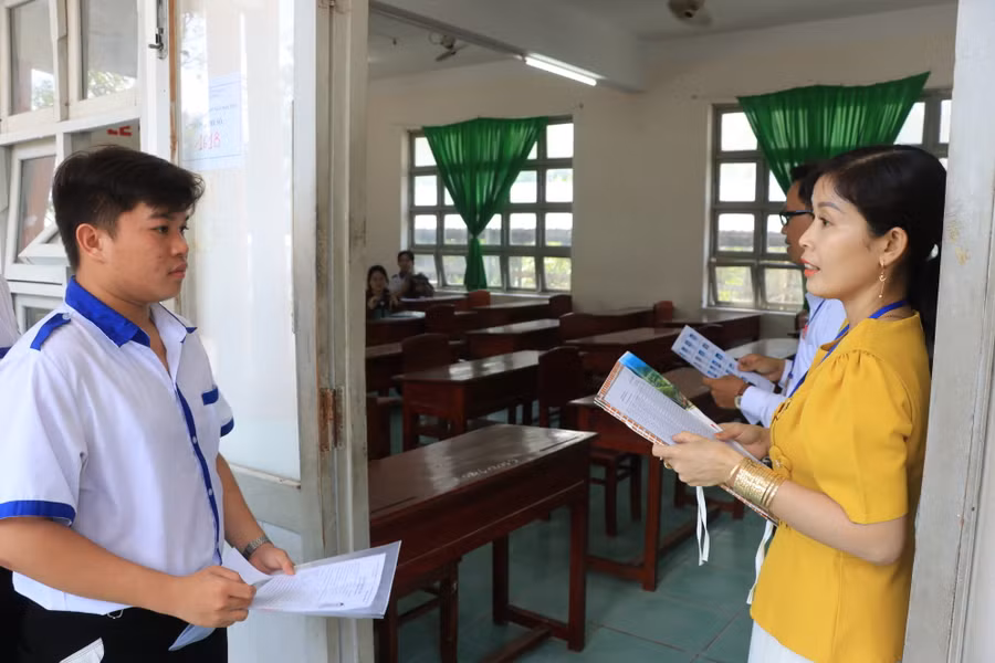 Cán bộ gọi tên, số báo danh thí sinh vào phòng thi.