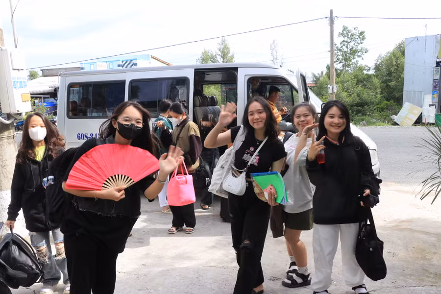 Học sinh vùng Đất Mũi "khăn gói"sang huyện Năm Căn dự thi trong tâm trạng vui tươi, phấn khởi, quyết tâm vượt "vũ môn".