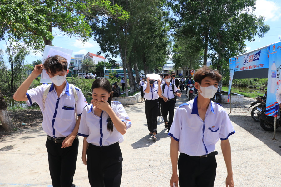 Thí sinh đến điểm thi.