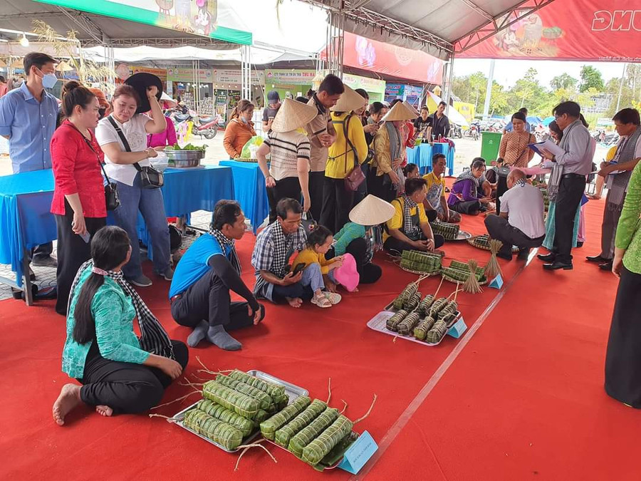 Nhiều đội hoàn thành phần thi với hơn 10 đòn bánh tét.