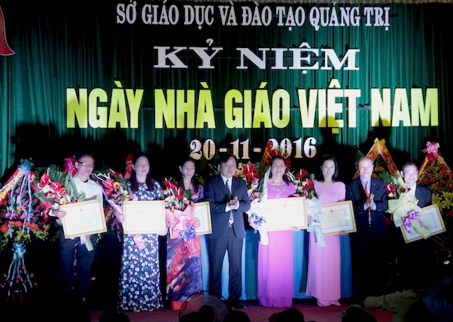 Cán bộ ngành GD&ĐT tỉnh Quảng Trị được tuyên dương, khen thưởng tại lễ kỷ niệm Ngày Nhà giáo Việt Nam 20-11