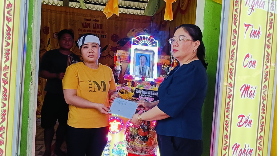 Đại diện Sở Lao động Thương binh và Xã hội tỉnh Bạc Liêu đến thăm hỏi và hỗ trợ gia đình nạn nhân. Đại diện Sở Lao động Thương binh và Xã hội tỉnh Bạc Liêu đến thăm hỏi và hỗ trợ gia đình nạn nhân.