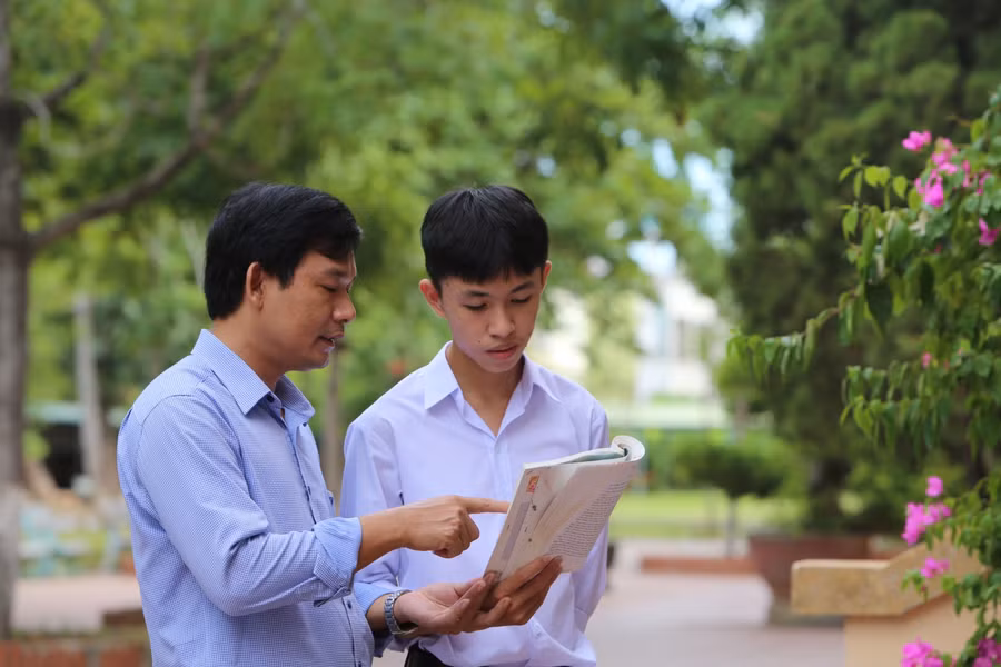 Tuấn Kiệt tranh thủ giờ giải lao để học hỏi kiến thức từ thầy giáo chủ nhiệm,