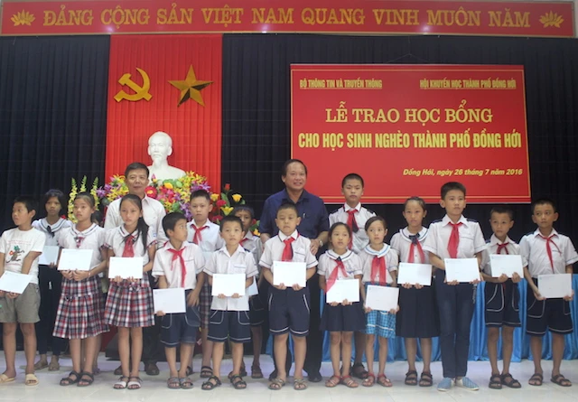 Bộ trưởng Trương Minh Tuấn tặng học bổng cho các học sinh khó khăn tại tỉnh Quảng Bình