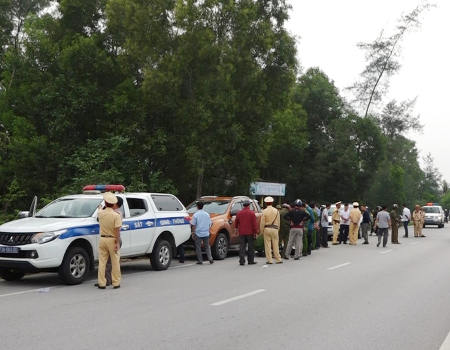 Lực lượng CA tại hiện trường nơi phát hiện và bắt giữ phương tiện vận chuyển 308kg ma tuý đá